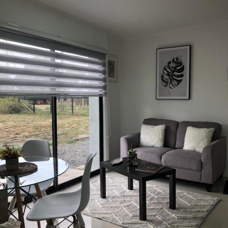 Departamento Los Canelos, a metros de Avenida Las Industrias- Incluye, NETFLIX DirecTV aire acondicionado, Internet - One-Bedroom Apartment - 1