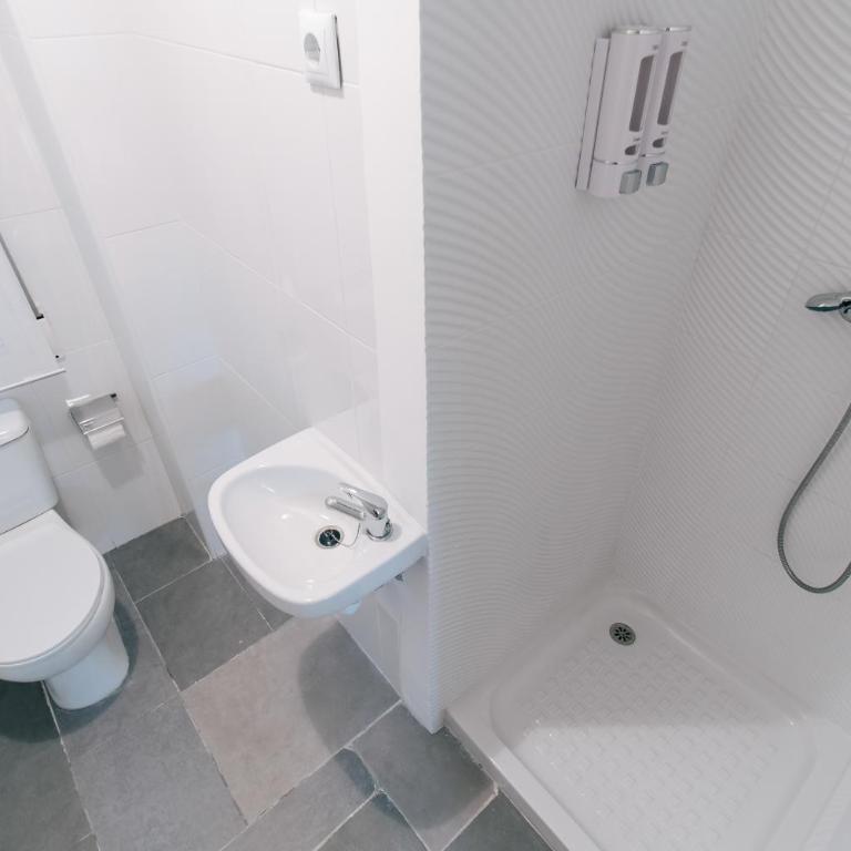 Koala Hostel - Double Room with Private Bathroom - 6