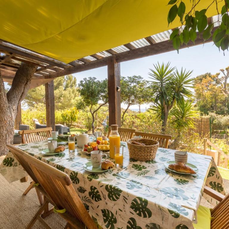 La Félyvonne, villa familiale confortable avec sa grande terrasse ombragée et sa vue dégagée sur mer - Villa - 1