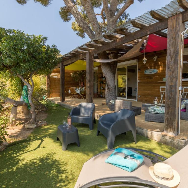 La Félyvonne, villa familiale confortable avec sa grande terrasse ombragée et sa vue dégagée sur mer - Villa - 5