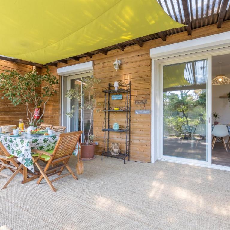 La Félyvonne, villa familiale confortable avec sa grande terrasse ombragée et sa vue dégagée sur mer - Villa - 4
