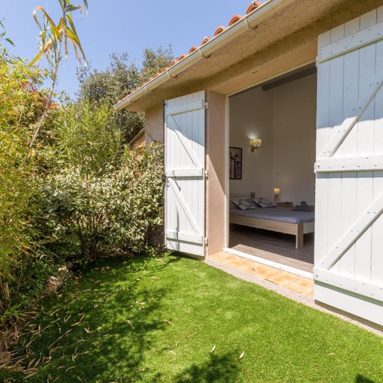 La Félyvonne, villa familiale confortable avec sa grande terrasse ombragée et sa vue dégagée sur mer - Villa - 10