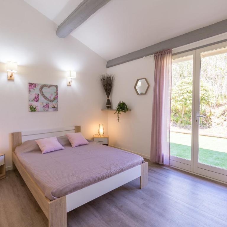 La Félyvonne, villa familiale confortable avec sa grande terrasse ombragée et sa vue dégagée sur mer - Villa - 13