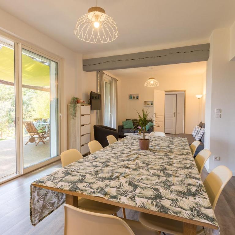 La Félyvonne, villa familiale confortable avec sa grande terrasse ombragée et sa vue dégagée sur mer - Villa - 30