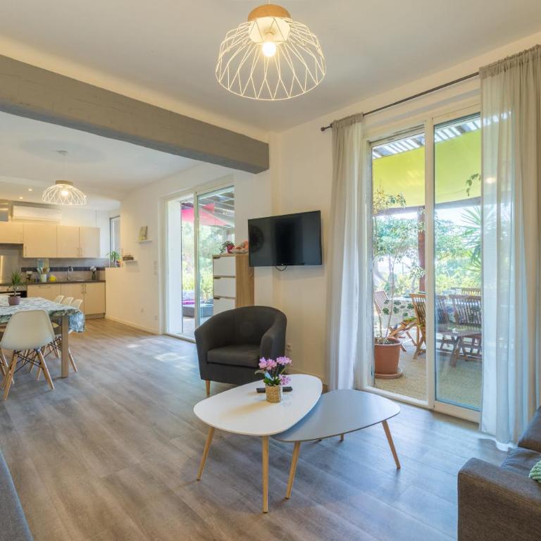 La Félyvonne, villa familiale confortable avec sa grande terrasse ombragée et sa vue dégagée sur mer - Villa - 32
