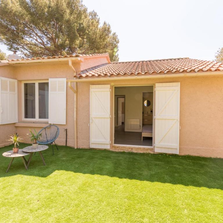 La Félyvonne, villa familiale confortable avec sa grande terrasse ombragée et sa vue dégagée sur mer - Villa - 34