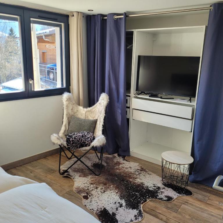gîteduruisseau73, maison entière au coeur des Alpes, terrasse exposée sud, garage clos, 2 chambres, 2 salle de bains, en bordure de forêt, calme, détente et repos assurés ! - Maison 2 Chambres - 23