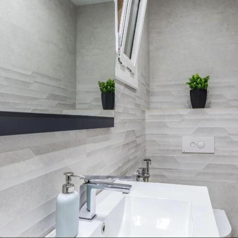 Near FCB STADIUM UP TO 8 One car free parking - Three-Bedroom Apartment - 7
