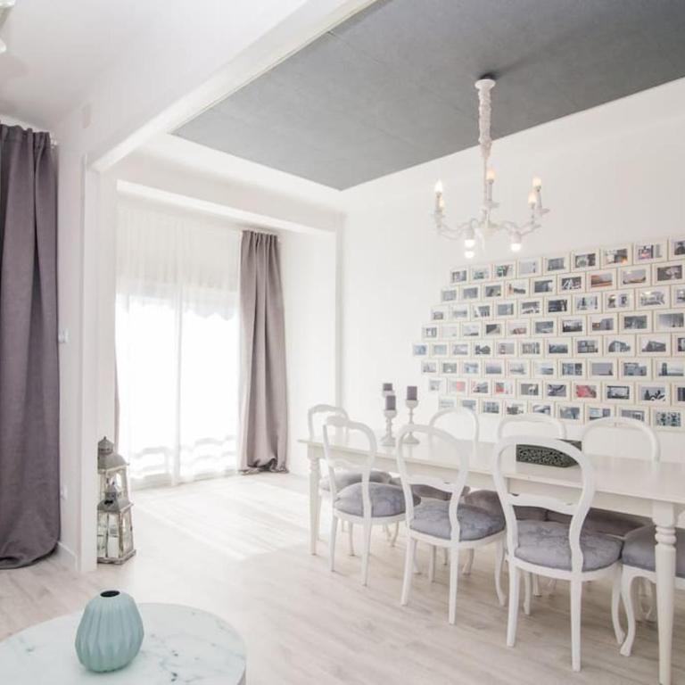Near FCB STADIUM UP TO 8 One car free parking - Three-Bedroom Apartment - 10