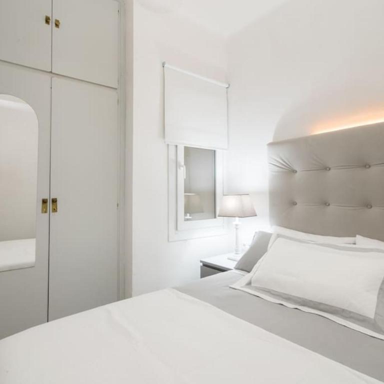 Near FCB STADIUM UP TO 8 One car free parking - Three-Bedroom Apartment - 18