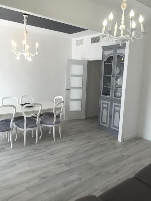 Near FCB STADIUM UP TO 8 One car free parking - Three-Bedroom Apartment - 22
