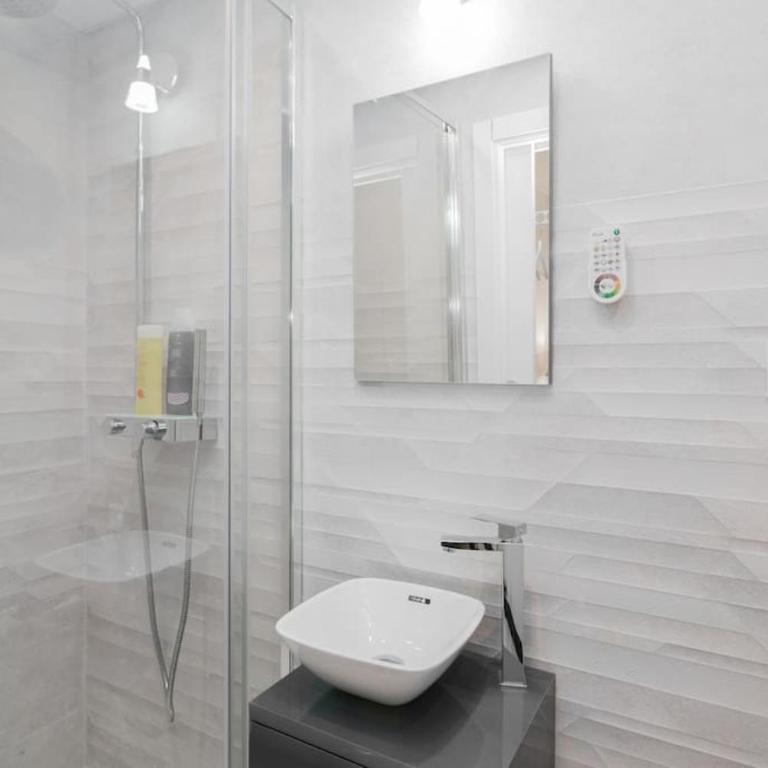 Near FCB STADIUM UP TO 8 One car free parking - Three-Bedroom Apartment - 23