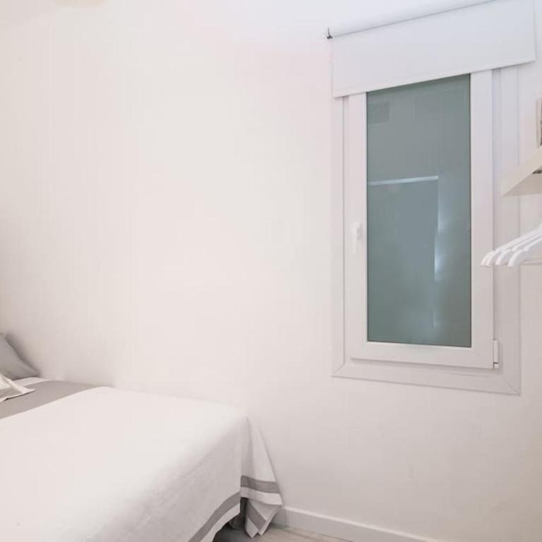 Near FCB STADIUM UP TO 8 One car free parking - Three-Bedroom Apartment - 26