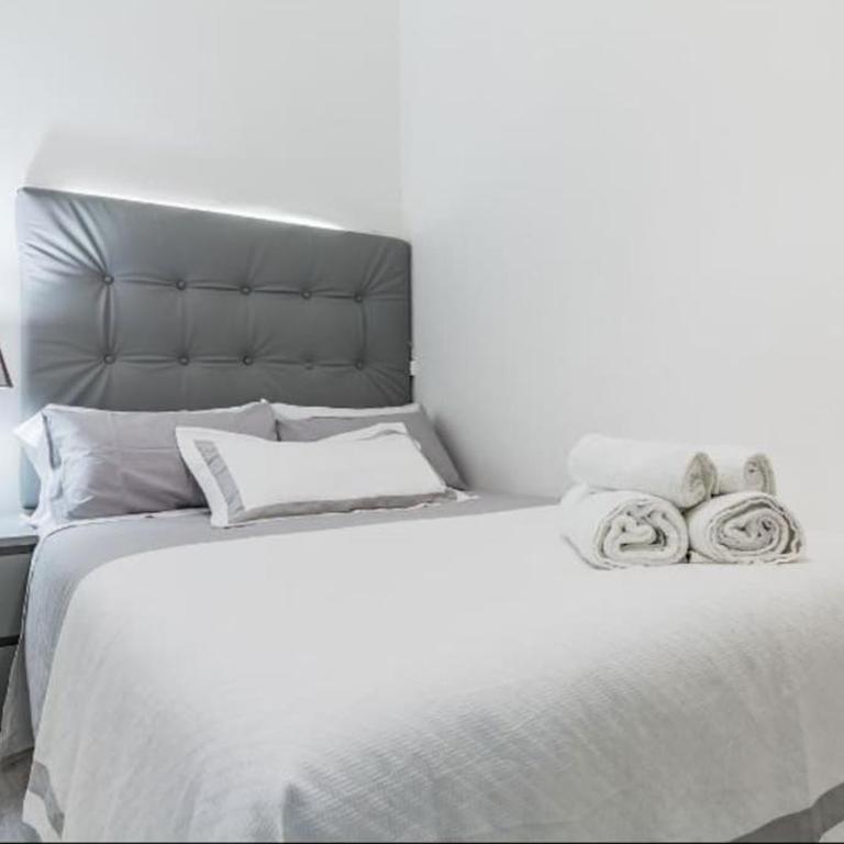 Near FCB STADIUM UP TO 8 One car free parking - Three-Bedroom Apartment - 28