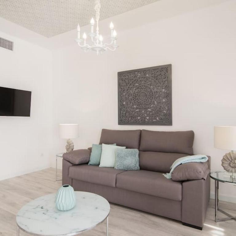 Near FCB STADIUM UP TO 8 One car free parking - Three-Bedroom Apartment - 32