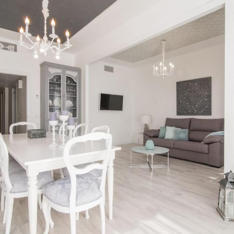 Near FCB STADIUM UP TO 8 One car free parking - Three-Bedroom Apartment - 33