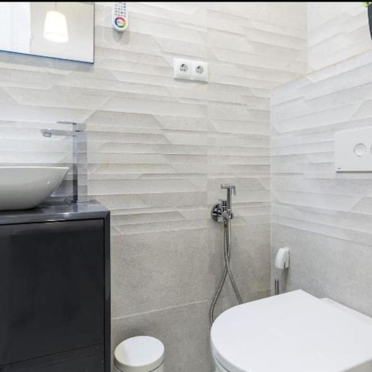 Near FCB STADIUM UP TO 8 One car free parking - Three-Bedroom Apartment - 35