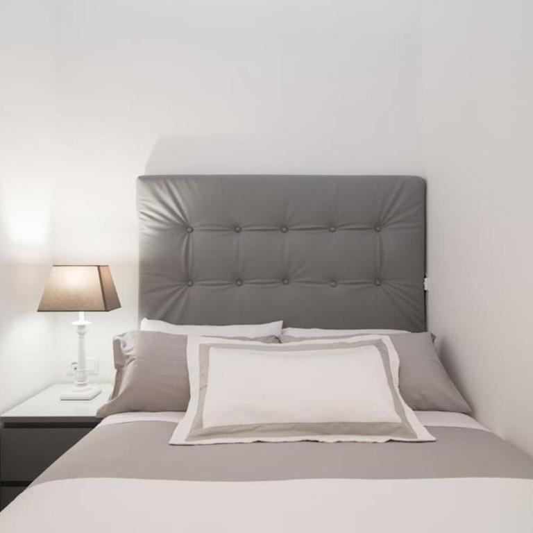 Near FCB STADIUM UP TO 8 One car free parking - Three-Bedroom Apartment - 49