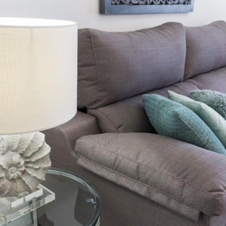 Near FCB STADIUM UP TO 8 One car free parking - Three-Bedroom Apartment - 54