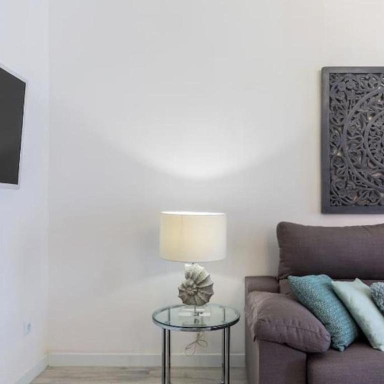 Near FCB STADIUM UP TO 8 One car free parking - Three-Bedroom Apartment - 55