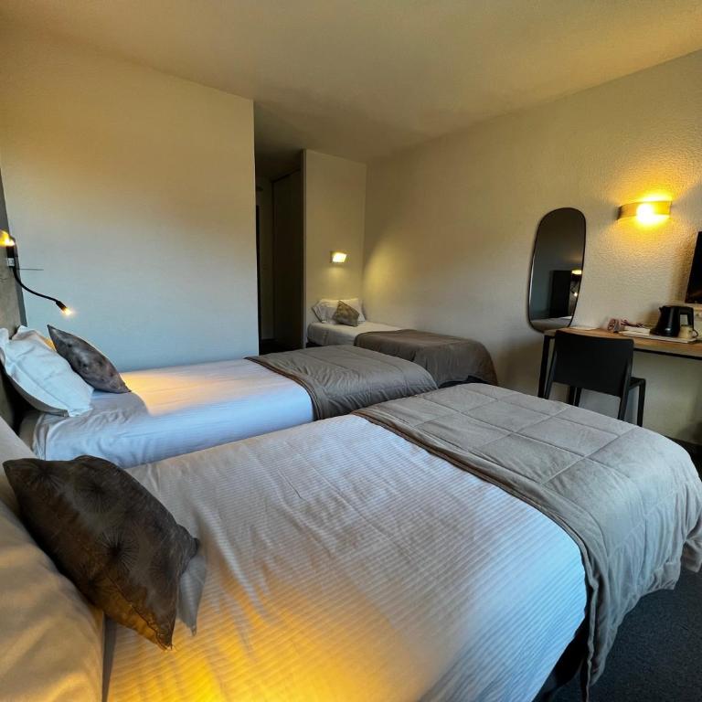 Hôtel Lacour - Chambre Triple Supérieure avec Balcon et Vue sur le Jardin - 4