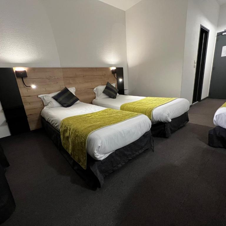 Hôtel Lacour - Chambre Triple Supérieure avec Balcon et Vue sur le Jardin - 5