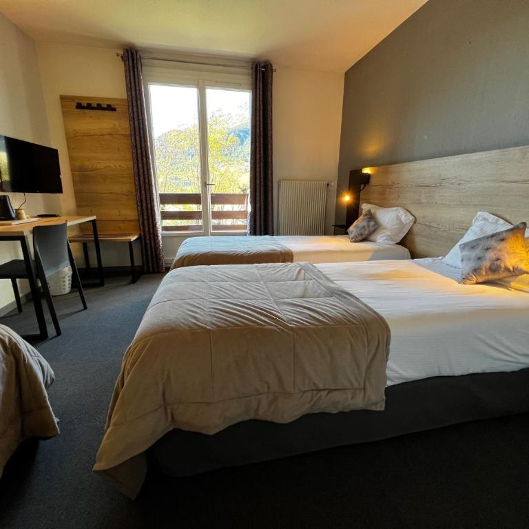 Hôtel Lacour - Chambre Triple Supérieure avec Balcon et Vue sur le Jardin - 1