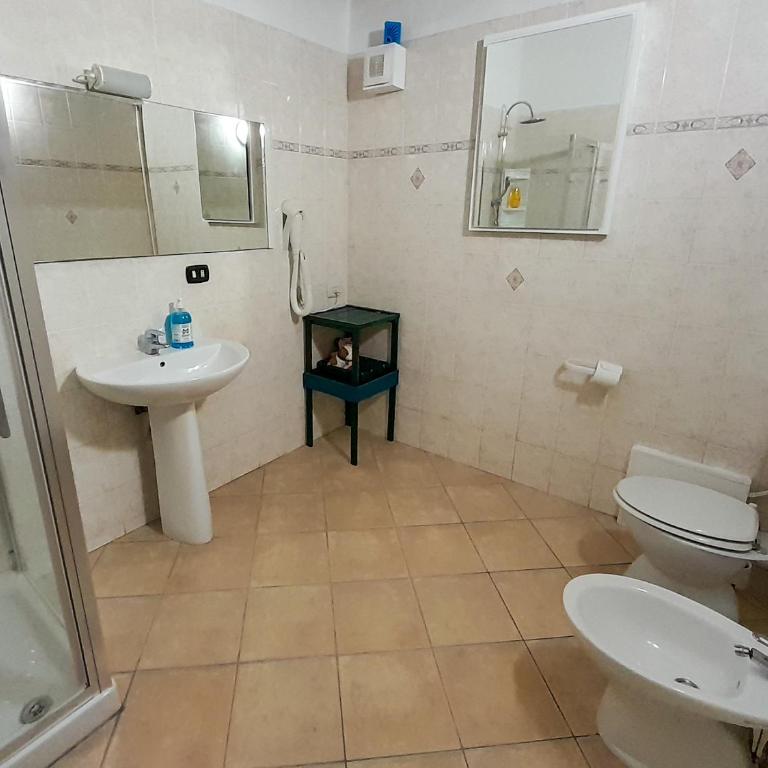 Pisa Train Stop - Camera Matrimoniale con Bagno in Comune - 10