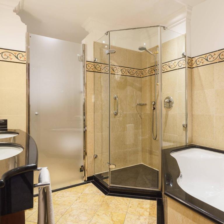 Castillo Hotel Son Vida-Adults Only, a Luxury Collection Hotel, Mallorca - Classic Zimmer Terrace mit Queensize-Bett, Balkon und Gartenblick - 6