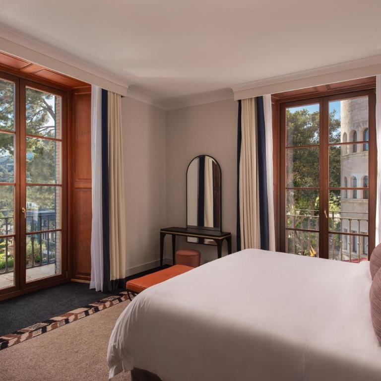 Castillo Hotel Son Vida-Adults Only, a Luxury Collection Hotel, Mallorca - Classic Suite mit Balkon und Blick auf das Resort - 2