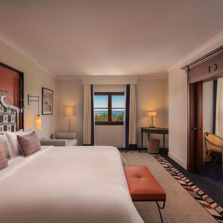 Castillo Hotel Son Vida-Adults Only, a Luxury Collection Hotel, Mallorca - Deluxe Suite mit Kingsize-Bett, Balkon und Meerblick - 1