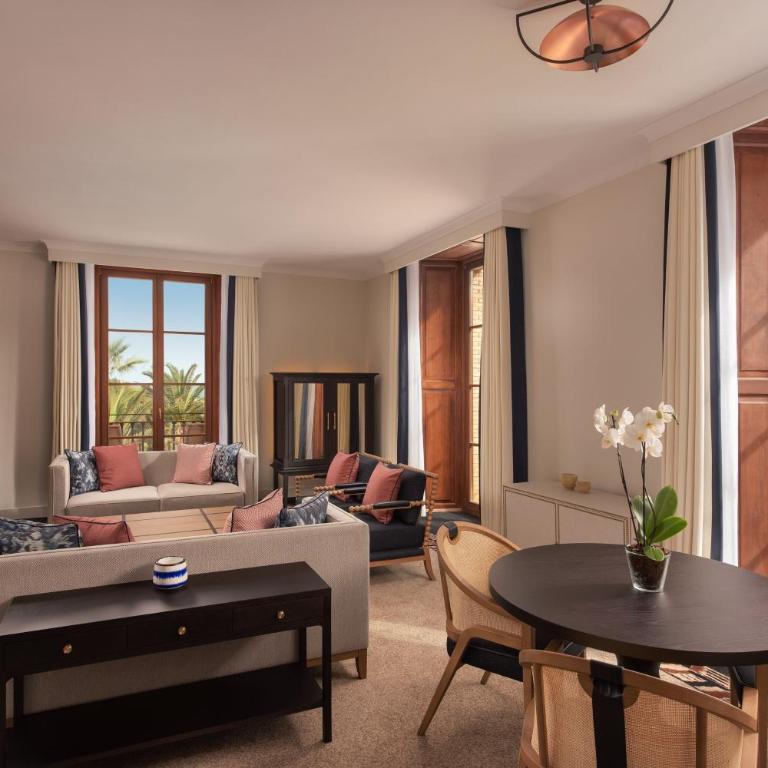 Castillo Hotel Son Vida-Adults Only, a Luxury Collection Hotel, Mallorca - Classic Suite mit Balkon und Blick auf das Resort - 3