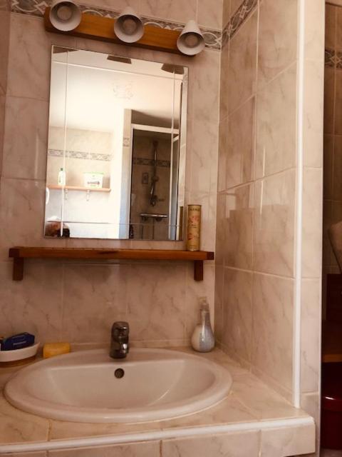 Votre séjour à Sanary DANS BAS DE VILLA avec 1 terrasse végétalisée et abritée exposition Est Sud Ouest à 400m du Centre ville en zone piétonne où tout peut se faire à pied - Apartamento de 1 dormitorio - 20