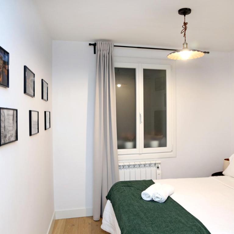 PISO REFORMADO FRENTE A LA CATEDRAL - Three-Bedroom Apartment - 25