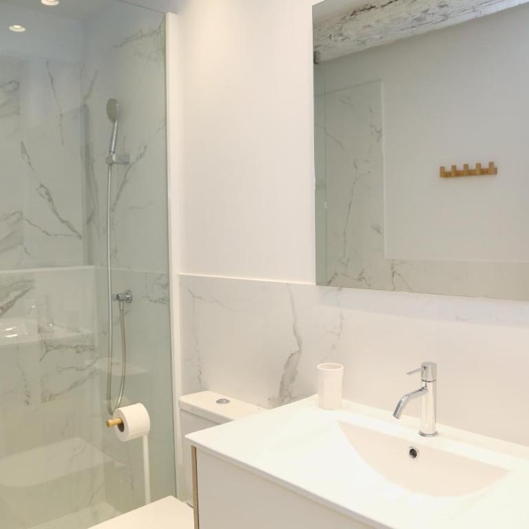 PISO REFORMADO FRENTE A LA CATEDRAL - Three-Bedroom Apartment - 50