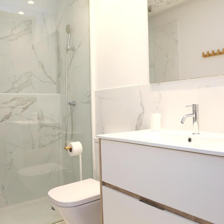 PISO REFORMADO FRENTE A LA CATEDRAL - Three-Bedroom Apartment - 52