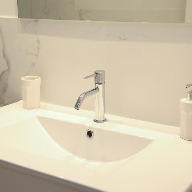 PISO REFORMADO FRENTE A LA CATEDRAL - Three-Bedroom Apartment - 51
