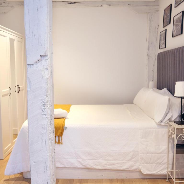 PISO REFORMADO FRENTE A LA CATEDRAL - Three-Bedroom Apartment - 39