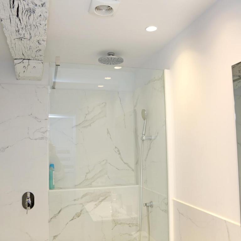 PISO REFORMADO FRENTE A LA CATEDRAL - Three-Bedroom Apartment - 49