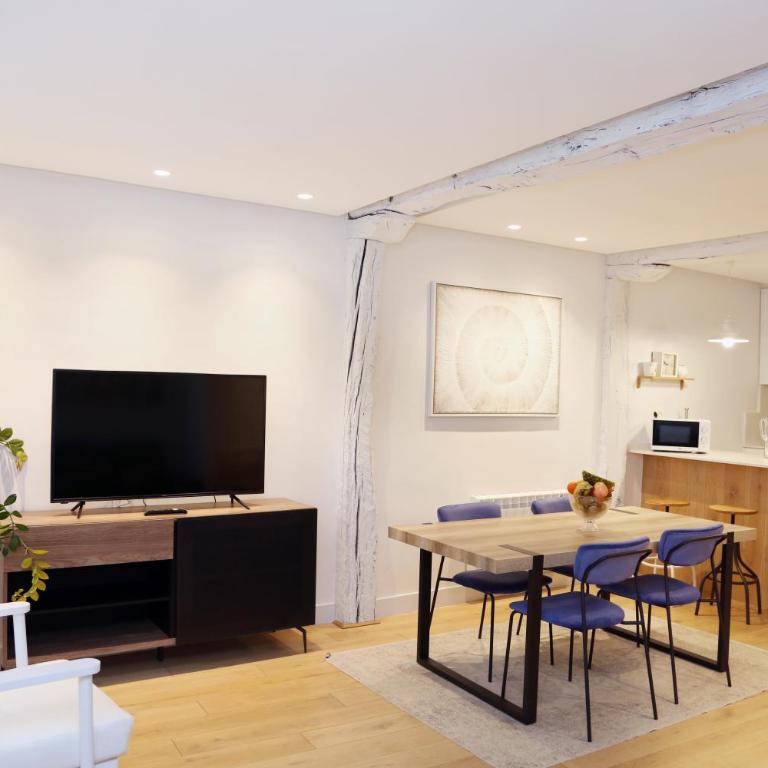PISO REFORMADO FRENTE A LA CATEDRAL - Three-Bedroom Apartment - 7