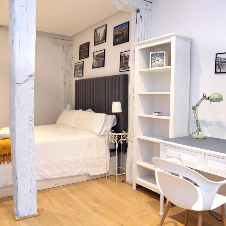 PISO REFORMADO FRENTE A LA CATEDRAL - Three-Bedroom Apartment - 40