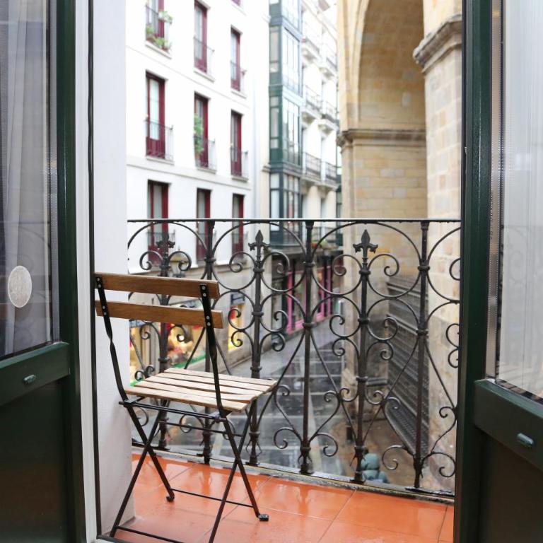 PISO REFORMADO FRENTE A LA CATEDRAL - Three-Bedroom Apartment - 17