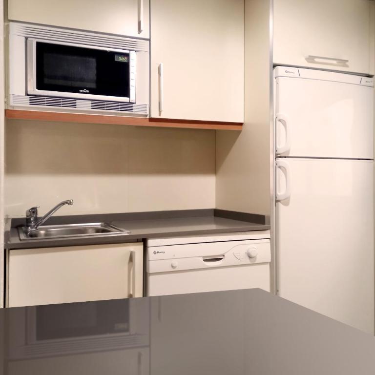 Complejo Turístico Marina Rey - Apartamento de 2 dormitorios con terraza y vistas a la piscina - 8