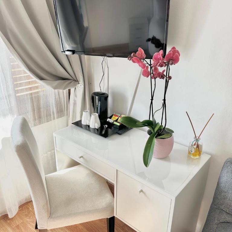 Villa Greta Hotel Rooms & Suites - Triple Room with View - 7