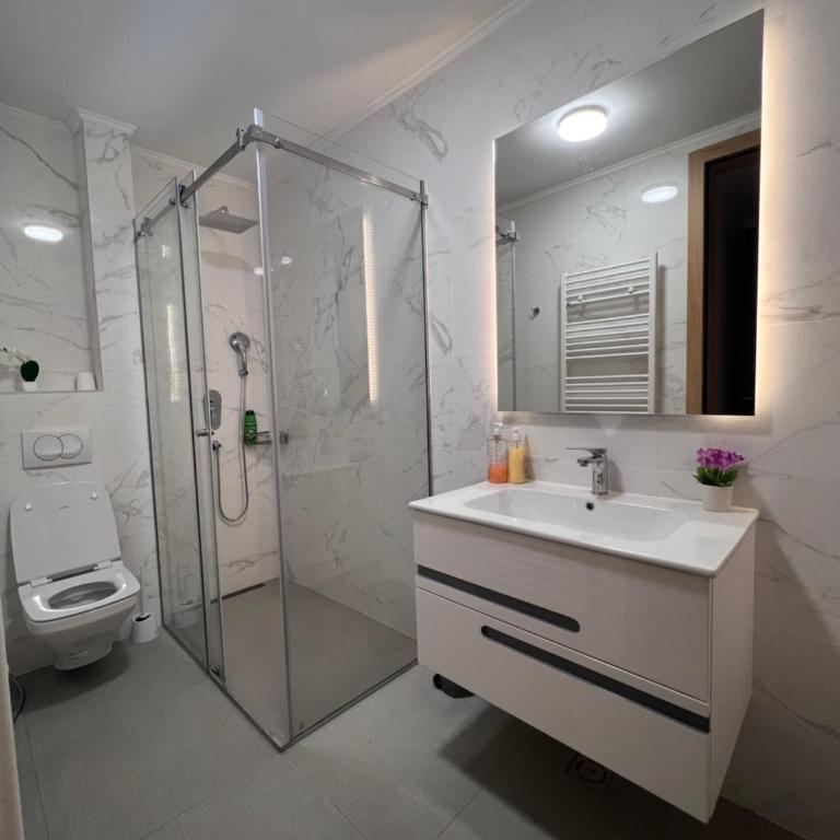 River Walk Sarajevo, LUX APARTMAN - Two-Bedroom Apartment with Pool View - 8
