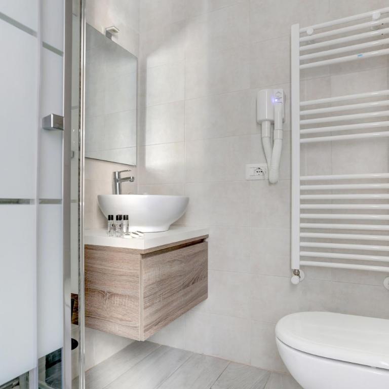 Voyager House Termini - Home and More - Camera Matrimoniale con Bagno Privato - 11