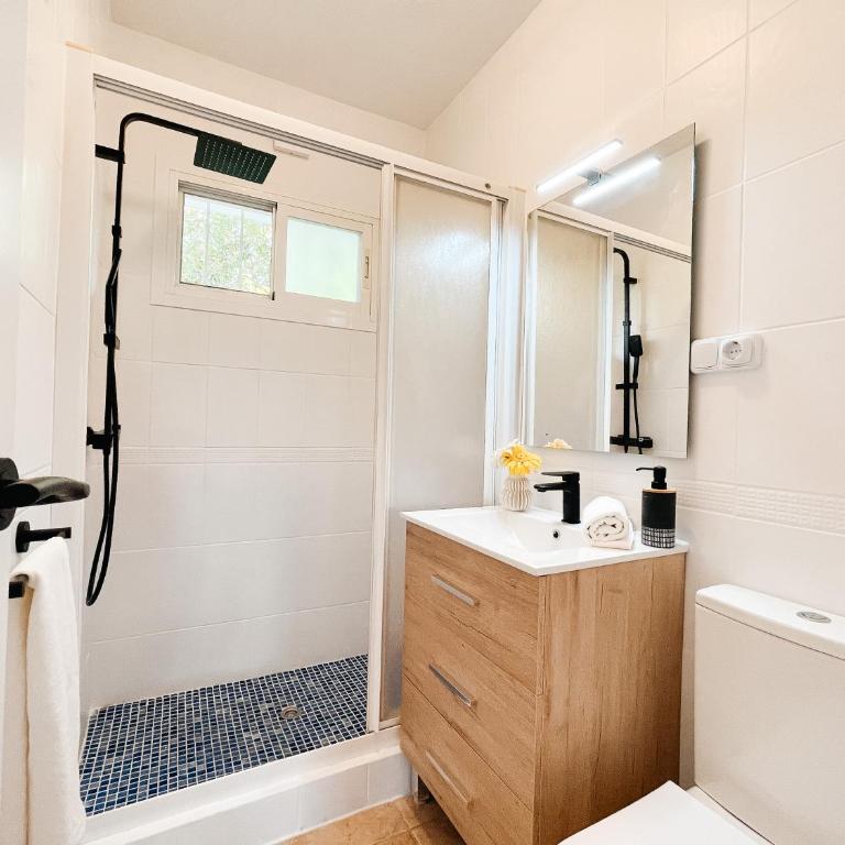 A un paso de la playa con piscina privada - One-Bedroom Apartment - 38