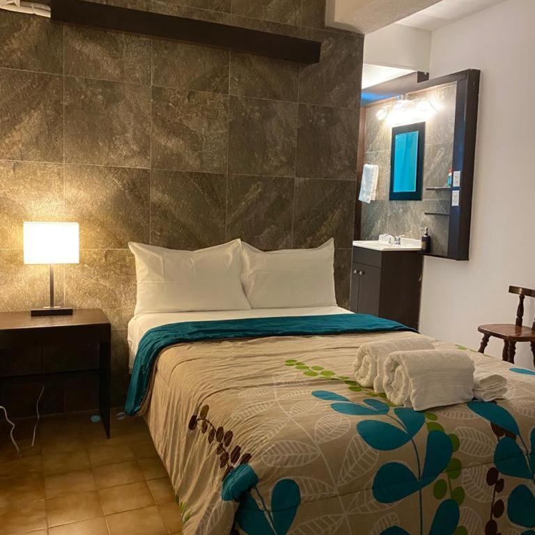 Cabo Tortuga Hotel Boutique - Habitación Chocolate con cama extragrande - 2