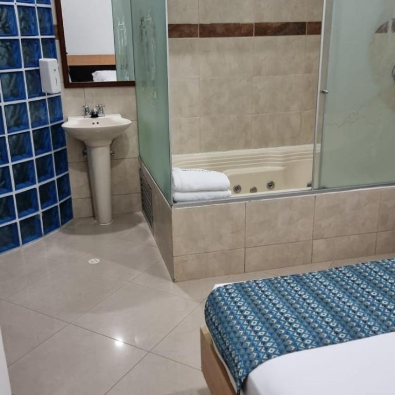 Living Montes - Habitación Doble Deluxe con bañera - 11