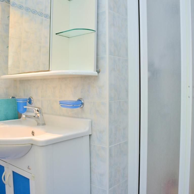 Three-Bedroom Apartment very close to the beach - Apartment - 7